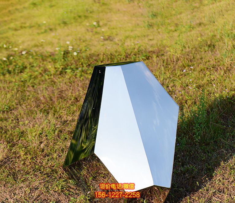 園林景區擺放一個不銹鋼鏡面不銹鋼石頭雕塑