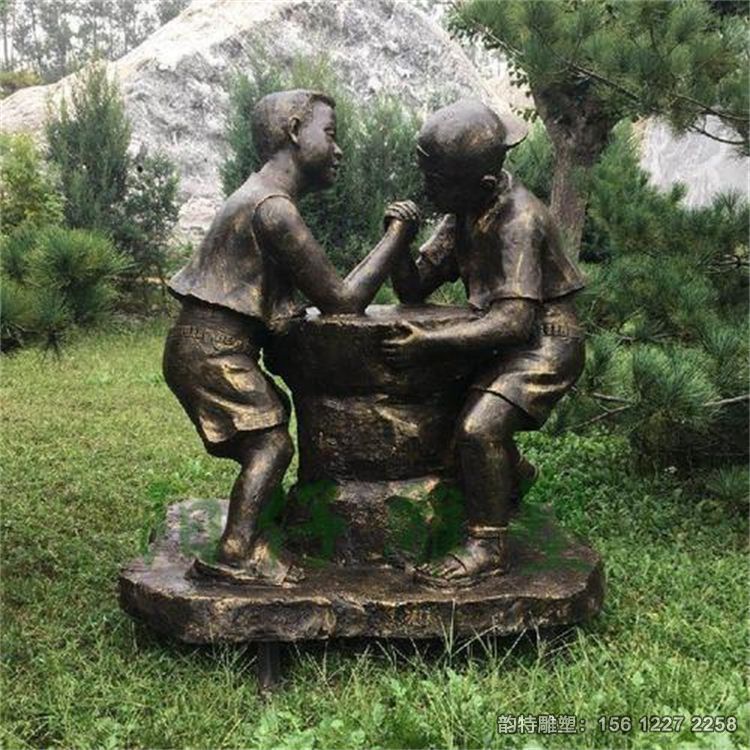 玻璃鋼童趣主題雕塑，兩個小孩掰手腕雕塑