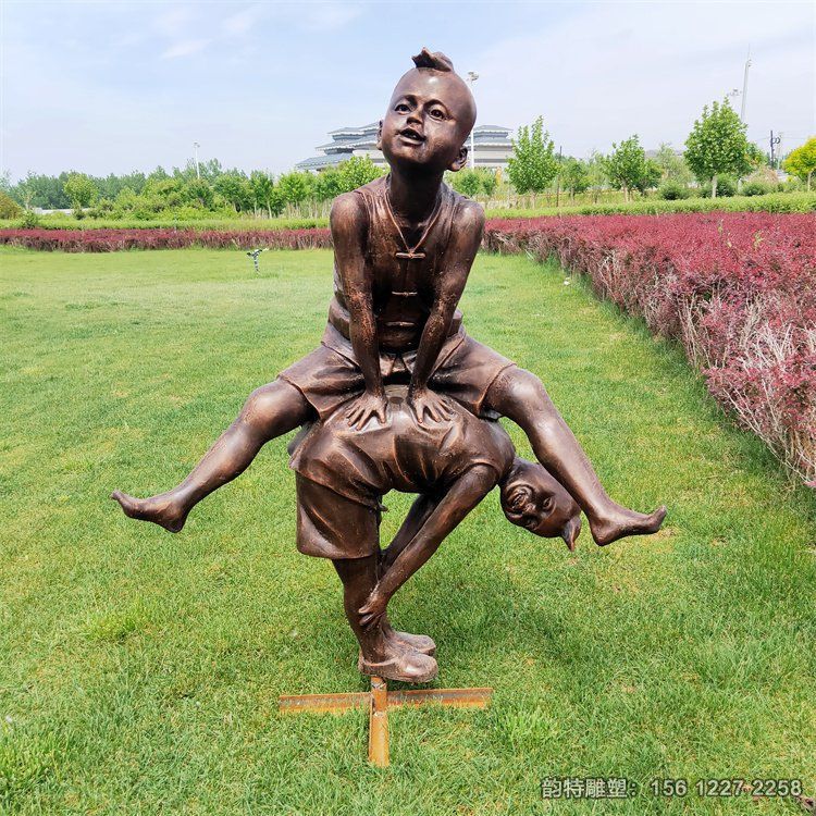 玻璃鋼兒童跳馬雕塑，童趣主題雕塑