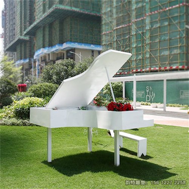 白色鋼琴雕塑，不銹鋼音樂主題雕塑