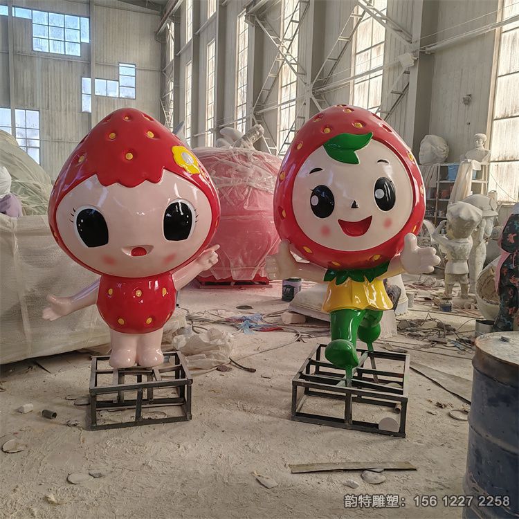 草莓卡通人雕塑，玻璃鋼卡通人物雕塑