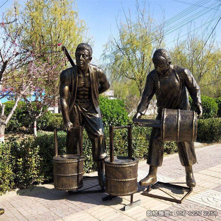 玻璃鋼古井挑水雕塑，打水人物雕塑