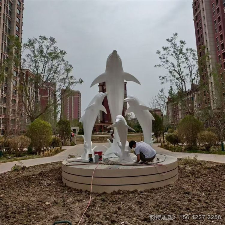 玻璃鋼海豚雕塑安裝現(xiàn)場 母子海豚組合造型案例