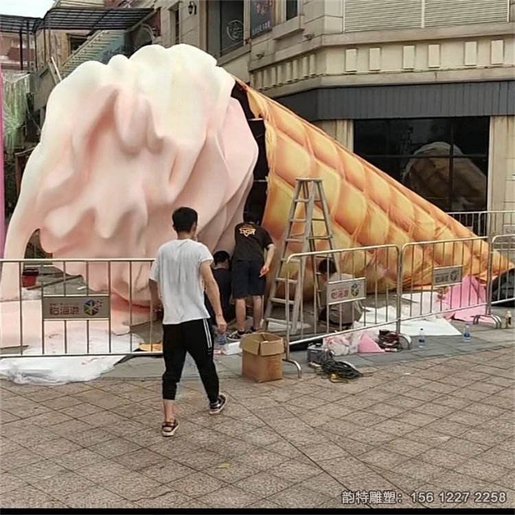 玻璃鋼仿真冰激凌雕塑安裝實拍圖 超大型巨過癮