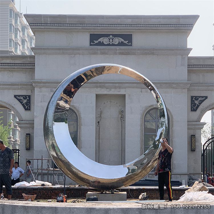 不銹鋼月亮雕塑 鏡面圓環(huán)制作廠家